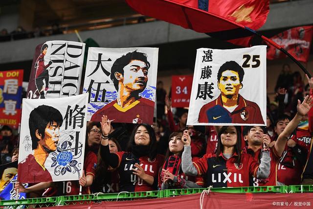 爱德华兹强攻吸引防守 后分球助攻三分球命中